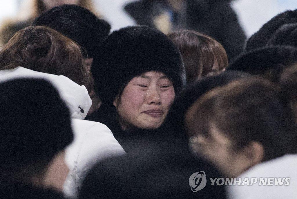 泣き出しそうな表情の北朝鮮選手＝２６日、江陵（聯合ニュース）