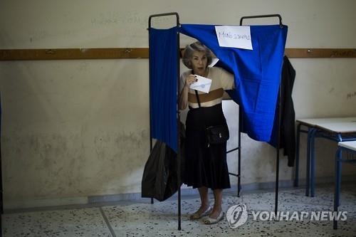 그리스 '운명의 국민투표' 시작…전국서 투표행렬 - 2