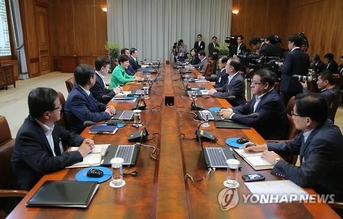 靑 "北 진정성 이산상봉이 첫단추"…남북관계 신중론1