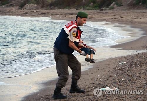 세살배기 꼬마난민 죽음에 지구촌 시민들도 움직였다 - 2