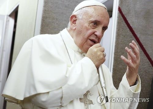 교황, 동성결혼 허가 거부한 미 법원서기와 비공개로 만나 - 3