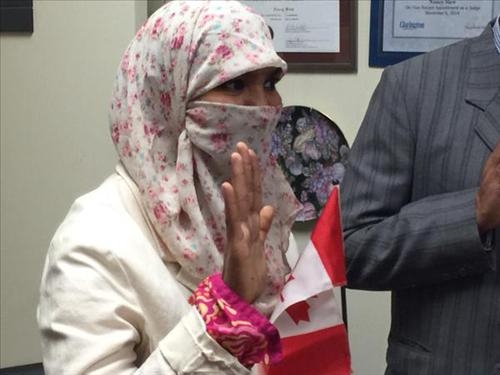 캐나다 '니캅 논란' 여성, 니캅 쓴 채 시민권 선서 - 2