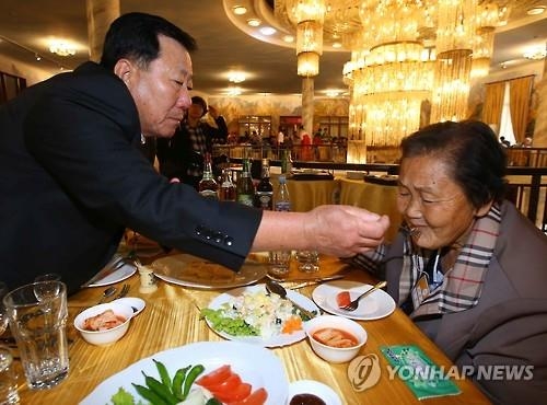 <이산상봉> 상봉 이틀째…60여년만에 같이먹는 첫 점심(종합) - 2