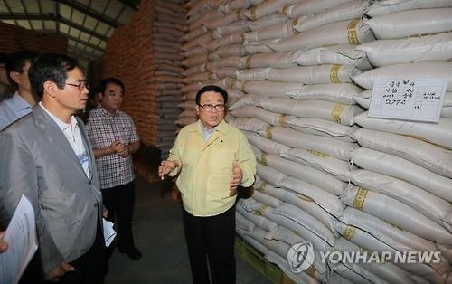 남아도는 쌀 '골머리'…2천만명 1년 식량이 재고로(종합) - 3