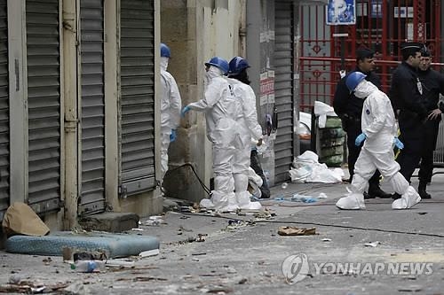 프랑스 총리 "테러범들 생화학무기 공격 가능성"…비상사태 연장(종합2보) - 3