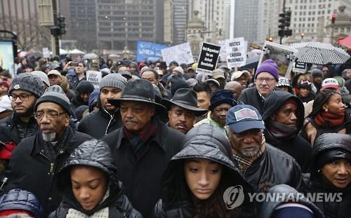 시카고 흑인들 대규모 시위…블랙프라이데이 쇼핑가 점령(종합) - 2