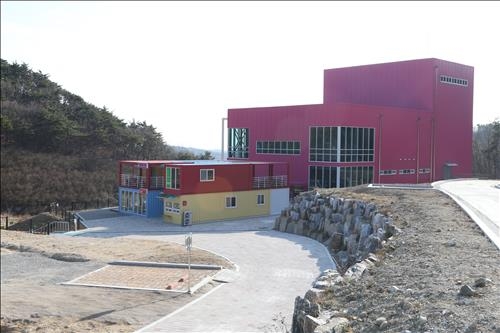 40억원 들여 개관한지 한달 만에 문닫은 기장 안데르센극장 - 2