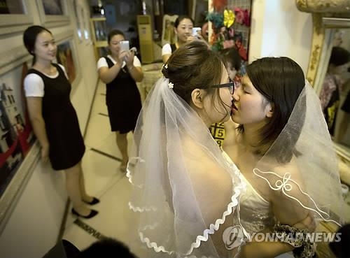 중국 첫 동성결혼 허용 소송 법정에 오른다 - 2
