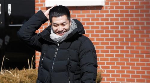"팬들 사랑에 감사"…이승기 육군훈련소 입소 - 2