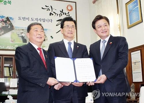 이시종·김병우·이언구 '무상급식 합의' 서명 - 2