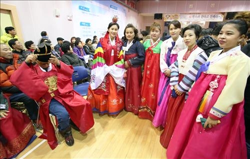 <카메라뉴스> 무주군 결혼이주여성 "우리 한복 어때요" - 3