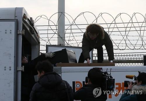 <개성공단 중단> "북한군 총 들고 경계…맨몸으로 돌아왔다"(종합) - 3