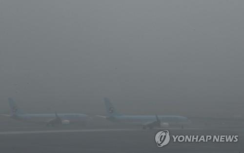 청주공항 짙은 안개로 이틀째 결항 이어져 - 2