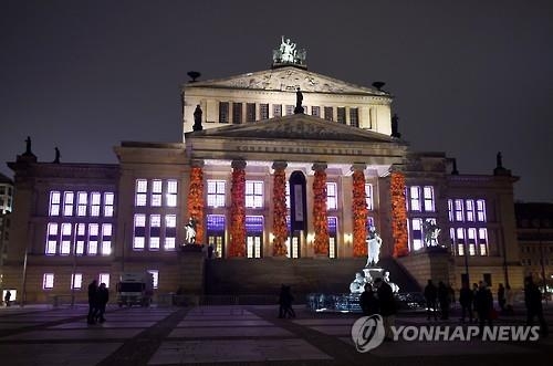 난민 구명조끼로 뒤덮인 독일 랜드마크…아이웨이웨이 작품 - 4