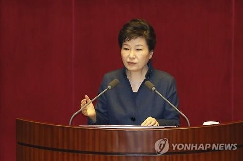 군청색 바지정장 '전투복' 朴대통령…두 차례 주먹 불끈 - 2
