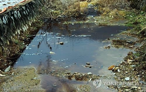 '잇단 사고로 유출' 제천 가축분뇨처리장 가동중단 위기 - 2