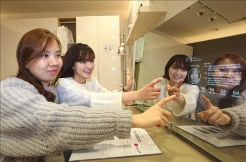 화장대가 추천하는 피부관리법…'LTE 매직미러' 출시 - 2