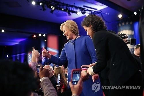 힐러리 "한국을 보라…경제발전·민주주의 하룻밤에 안돼" - 2