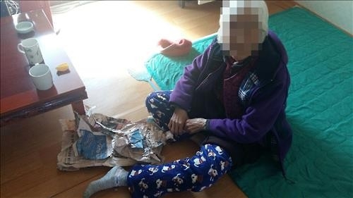 화장실에 21시간 갇혀있던 할머니 "추운데 왜 이제 와" 버럭 - 2