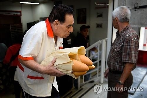 디폴트 위기 넘긴 베네수엘라…"빵 하나 사려고 가게 4곳 순회" - 3