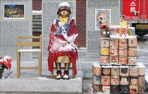 '털모자·스웨터에 연탄난로까지' 청주 소녀상 "춥지 않아요" - 2