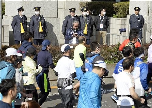 '드론 띄우고, 같이 뛰고…' 日경찰 도쿄마라톤서 철벽 테러대책 - 3