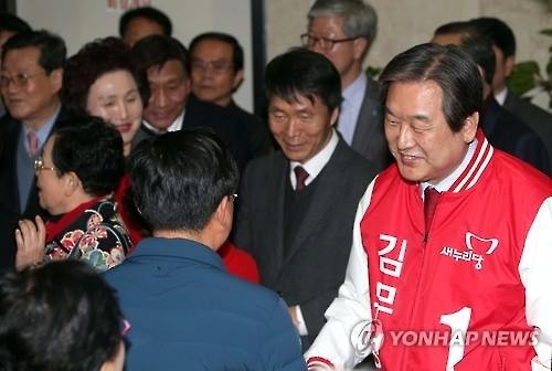 김무성, '탈당파 복당 불가설'에 "말할 단계 아니다" - 2