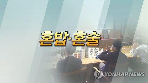 독신가구 월 소비 50대 120만원→60대 84만원 '뚝' - 2