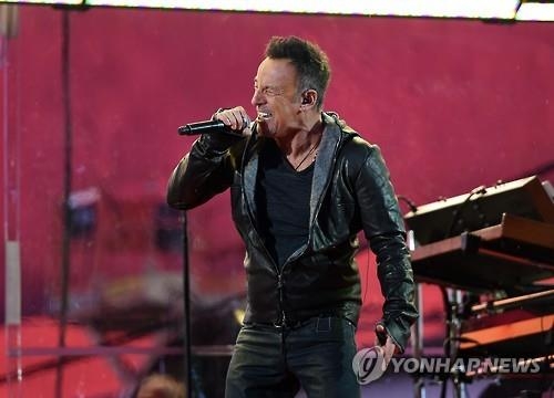 '性소수자 차별' 노스캐롤라이나에 역풍…공연취소·투자철회 - 2