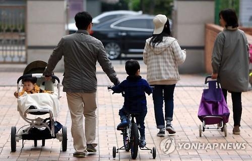 "투표하고 나들이"…화창한 중부 '북적', 비 내린 남부 '한산' - 2