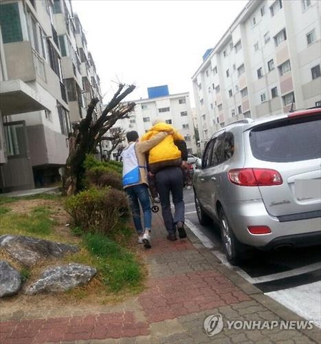 <선택 4.13> 몸 불편한 70대 유권자 집까지 업어준 공무원 - 2