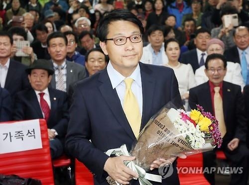 <당선인 인터뷰> 윤상현 "새누리당과 복당 협의하겠다" - 2