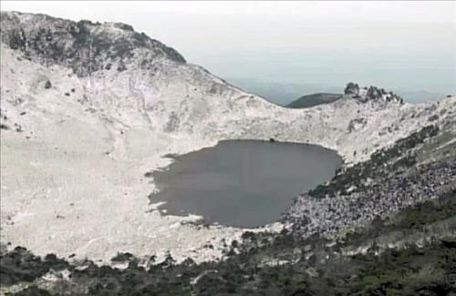한라산에 눈 내려 때아닌 '겨울 풍경'…1㎝ 적설(종합) - 2