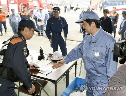 지진 피해지역 간 아베, 무릎꿇고 이재민 얘기 경청 - 3