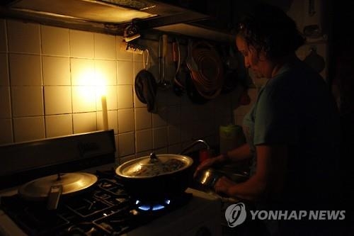 '경제파탄' 베네수엘라…정전의 일상화·주2일 근무도 - 2