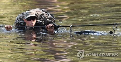미군 첫 'GI 제인', 첫 여성 전투보병 지휘관된다 - 3