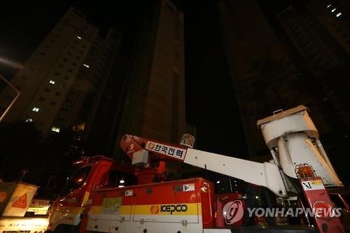 강풍으로 30분간 정전, 인천 아파트 700가구 불편 - 2
