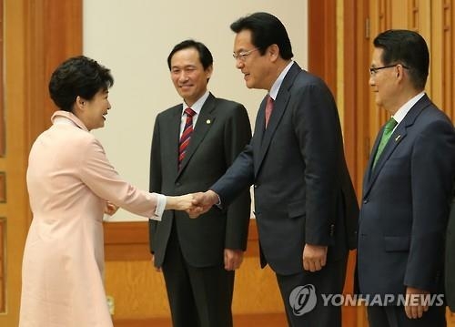 朴대통령 "정치도 시적으로, 유재석 닮았네요"…시작은 웃음꽃(종합) - 2