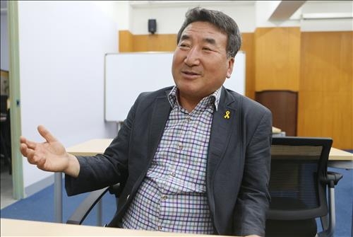 "새벽에 경찰서 불려가도 좋으니 바르게만 자라다오" - 2