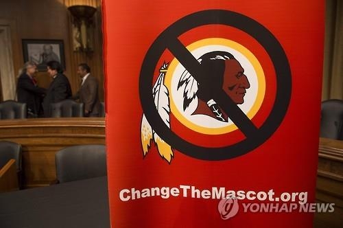 아메리카 원주민 90% "NFL 팀명 '레드스킨스' 개의치 않아" - 2
