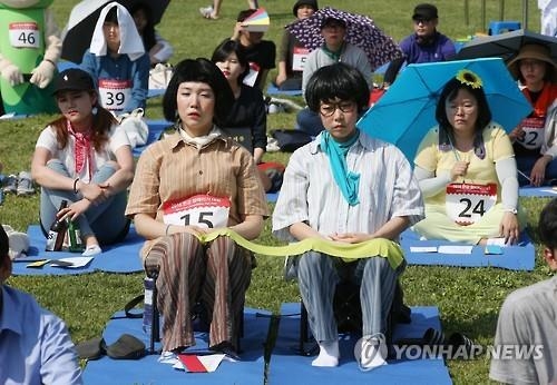 '내가 멍때리기 챔피언'…학생·직장인·외국인 등 70명 출전 - 2