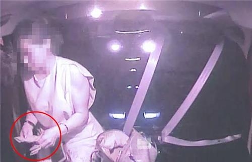음주 단속 걸리자 지갑서 17만원 '척'…외제차 운전자 입건 - 2