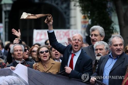 "허리띠 더 졸라매는 그리스인, 커피마저 줄여" - 2