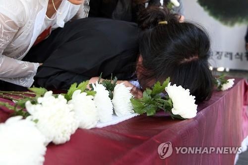 하늘나라로 떠난 '소금꽃' 공무원의 마지막 길 - 2