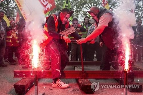 프랑스 총리 "프랑스 혼란 없다…파업에도 노동개혁 추진" - 3