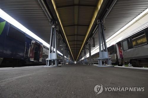 佛 노동법 개정에 성난 노동자들 친기업 경제장관에 달걀 던져 - 3