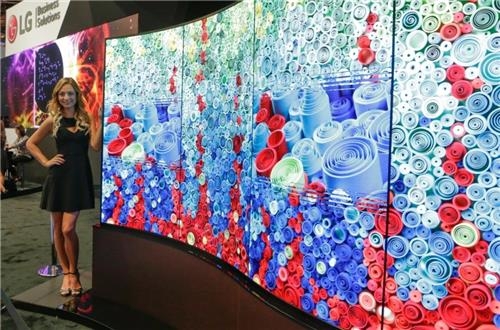 LG 올레드, 인포콤서 상업용 디스플레이 시장 공략 - 2