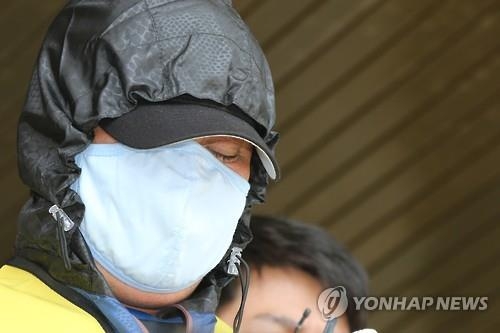 섬마을 성폭행 피의자들 호송차 오르며 "죄송합니다" 연발 - 2