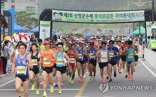 강릉 단오제 1만명 몰려…설악산 등 등산객 '북적' - 3