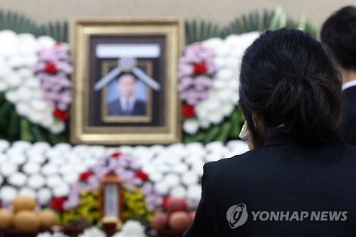 '끊이지 않는 온정의 손길' 곡성 공무원 유가족에게 성금답지 - 2